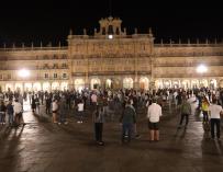 Cientos de empresarios hosteleros se manifiestan en la plaza mayor de Salamanca contra el cierre de sus locales.
