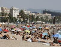 La playa de la Barceloneta de Barcelona. EFE/Andreu Dalmau/Archivo