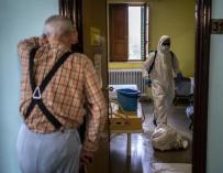 Un operario desinfecta una habitación en una residencia de mayores.