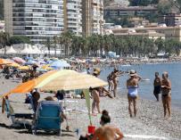 Playa buen tiempo calor Málaga España turistas vacaciones 28/8/2020