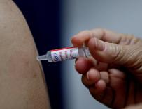 Un hombre recibe la segunda dosis en los ensayos de la vacuna contra el COVID-19 desarrollada por el laboratorio chino Sinovac Biotech. EFE/Sebastiao Moreira/ Archivo