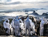 Varios militares con trajes protectores se disponen a desinfectar el Cristo Redentor de Río de Janeiro.