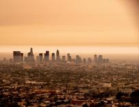 Panorámica del centro de Los Ángeles el pasado jueves, cuando amaneció nublado por el humo de los fuegos.