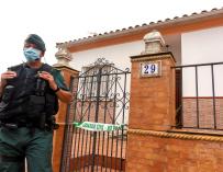 Un agente de la Guardia Civil de Zafra (Badajoz) vigila la vivienda del autor confeso de la muerte de Manuela Chavero.
