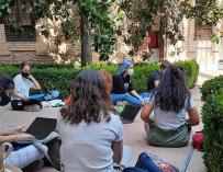 Alumnos dando clase en el patio de la Universidad de Córdoba