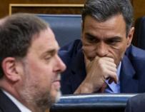 Oriol Junqueras pasa por delante de Pedro Sánchez en el Congreso