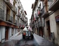 Operarios del Ayuntamiento de Peralta desinfectan las calles de la localidad navarra