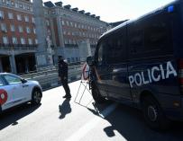 La policía monta un control en el distrito madrileño de Moncloa este sábado.