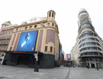 Fachada de los Cines Callao en la que se ve una pantalla con un crespón azul durante el pasado mes de abril.