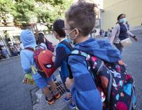 En el primer día de colegio del curso escolar 2020-2021, niños entran al Colegio Público Víctor Pradera en Pamplona.