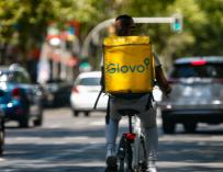 Un repartidor, o rider, de Glovo en una calle de Madrid.