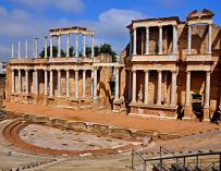 La capital de Extremadura también es Patrimonio de la Humanidad al ser una de las ciudades más importantes del Imperio Romano. Pasear por las calles de su casco antiguo te transportará épocas pasadas.