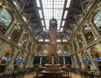 Columna central en el interior del Palacio de la Bolsa de Madrid (España)