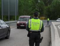 Miembros de la Guardia Civil realizan un control de tráfico en la A2 a la salida de Madrid, cerca de Azuqueca de Henares.
