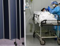 Una enfermera atiende a un paciente en el área de Emergencias de Covid del Hospital Santa Maria en Lisboa