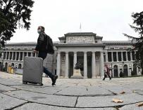 Un turista solitario pasa por delante del Museo del Prado en Madrid.
