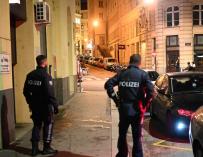 Patrulla de la policía después del tiroteo cerca de una sinagoga en Viena