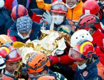 Rescatan niña de tres años en Turquía terremoto