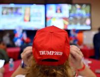 Un seguidor de Donald Trump sigue la noche electoral en Las Vegas.
