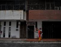 Un empleado sanitario desinfecta la calle y varios edificios en Malasia.