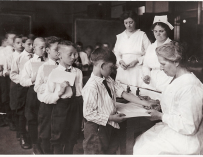 Niños recibiendo la vacuna contra la difteria, ciudad de Nueva York, década de 1920.