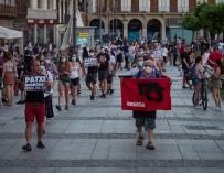 Varias personas protestan durante la manifestacion ilegal Pamplona (Navarra) en favor del preso de ETA, Patxi Ruiz, en huelga de hambre en la carcel Murcia II.