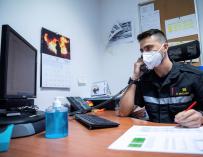 Un miembro de la UME realiza labores de rastreo de posibles contagios de covid-19, en la base aérea de Torrejón en Madrid
