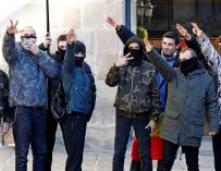 Varios asistentes al acto del líder de Vox, Santiago Abascal, en Barcelona, realizan saludos fascistas durante el acto organizado por la formación