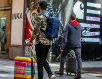 Madrid jóvenes paseando coronavirus mascarillas maleta