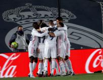 Los jugadores del Real Madrid celebran el primer gol de su partido frente al Atlético de Madrid.