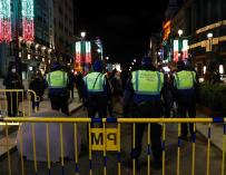 Agentes de la Policía Municipal restringen los accesos al centro de Madrid.