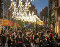 Cientos de personas pasean por las calles de Barcelona durante los días previos a la Navidad.