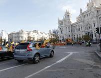 Varios coches circulan por la Plaza de Cibeles durante una manifestación contra la reforma educativa conocida como Ley Celaá, en Madrid
