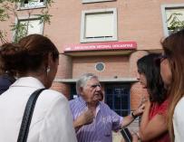 Los concejales del Ayuntamiento de Madrid, Félix López Rey y Rita Maestre durante su visita al barrio de Orcasitas