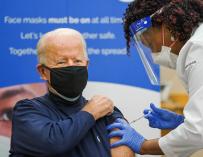 El presidente de Estados Unidos, Joe Biden, recibe la vacuna contra la Covid, el pasado 22 de diciembre.