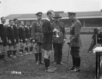 El rey Jorge V entrega una copa al capitán del equipo de rugby de Nueva Zelanda en un acto de 1919.