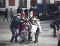 Una familia se hace una foto en la Puerta del Sol, en Madrid (España), a 30 de diciembre de 2020.