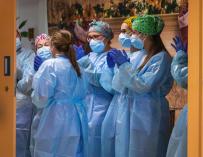 Varias sanitarias aplauden en el primer día de vacunación de la Covid en Cataluña.