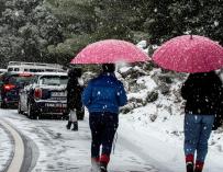 Varias personas han subido a la sierra de la Tramontana en Baleares para ver la nieve.