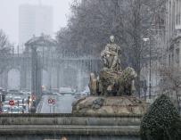 Vista de la fuente de La Cibeles durante una nevada este jueves en Madrid. El temporal de frío y nieve ha puesto este jueves en alerta a toda España.