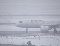 Un avión de la compañía Iberia en el Aeropuerto de Madrid-Barajas Adolfo Suárez, en Madrid (España), a 8 de enero de 2021.