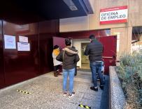 Varias personas frente a una oficina de empleo en Madrid (España), a 5 de enero de 2021.