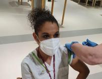 Trabajadora de la residencia Domus Vi de Carballo (A Coruña) al recibir la vacuna contra la Covid-19