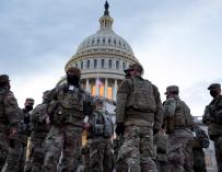 Miembros de la Guardia Nacional frente al Capitolio de los Estados Unidos mientras continúan los preparativos para la toma de posesión de Joe Biden.