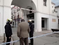 Bomberos de Granada revisan el Arco de Loja junto a técnicos del Ayuntamiento de Santa Fe tras el terremoto de magnitud 4,4 registrado este mediodía en Santa Fe (Granada).