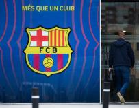 El entrenador del FC Barcelona, Ronald Koeman, a su entrada a una reunión en las oficinas del Camp Nou, el estadio del Barça