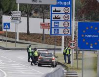 Agentes de la Policía portuguesa en la frontera Galicia-Portugal zona de Goián-Vilanova de Cerveira, en Pontevedra.