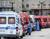 Cola de ambulancias para la preselección de pacientes a su llegada al Hospital Santa María de Lisboa