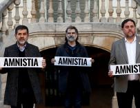 Los presos del procés: Oriol Junqueras (d), Jordi Sànchez (i), y Jordi Cuixart (c), durante la lectura de una declaración conjunta por la amnistía en un acto unitario organizado por Omnium Cultural, celebrado este lunes en Barcelona.