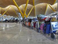 Una fila de maletas distribuidas en las instalaciones de la Terminal 4 del aeropuerto Madrid-Barajas Adolfo Suárez, en Madrid